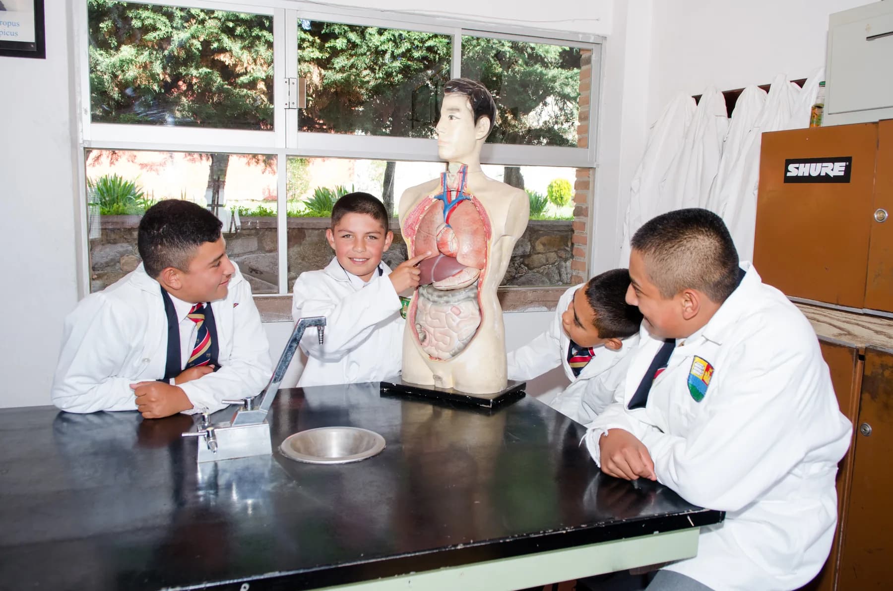 Alumnos de Mimiahuapan trabajando en el laboratorio