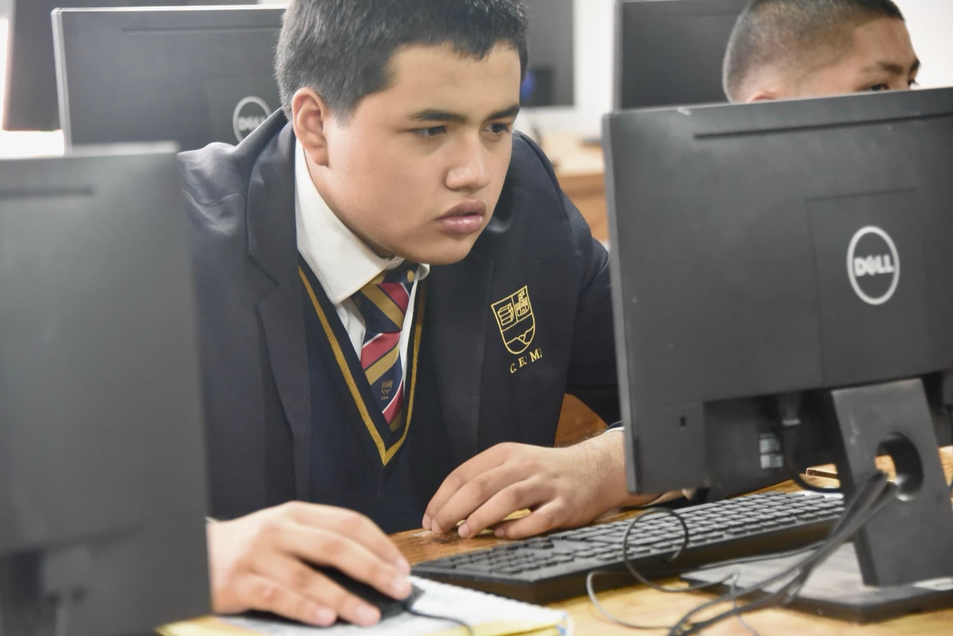 Alumnos de Mimiahuapan trabajando con tecnología